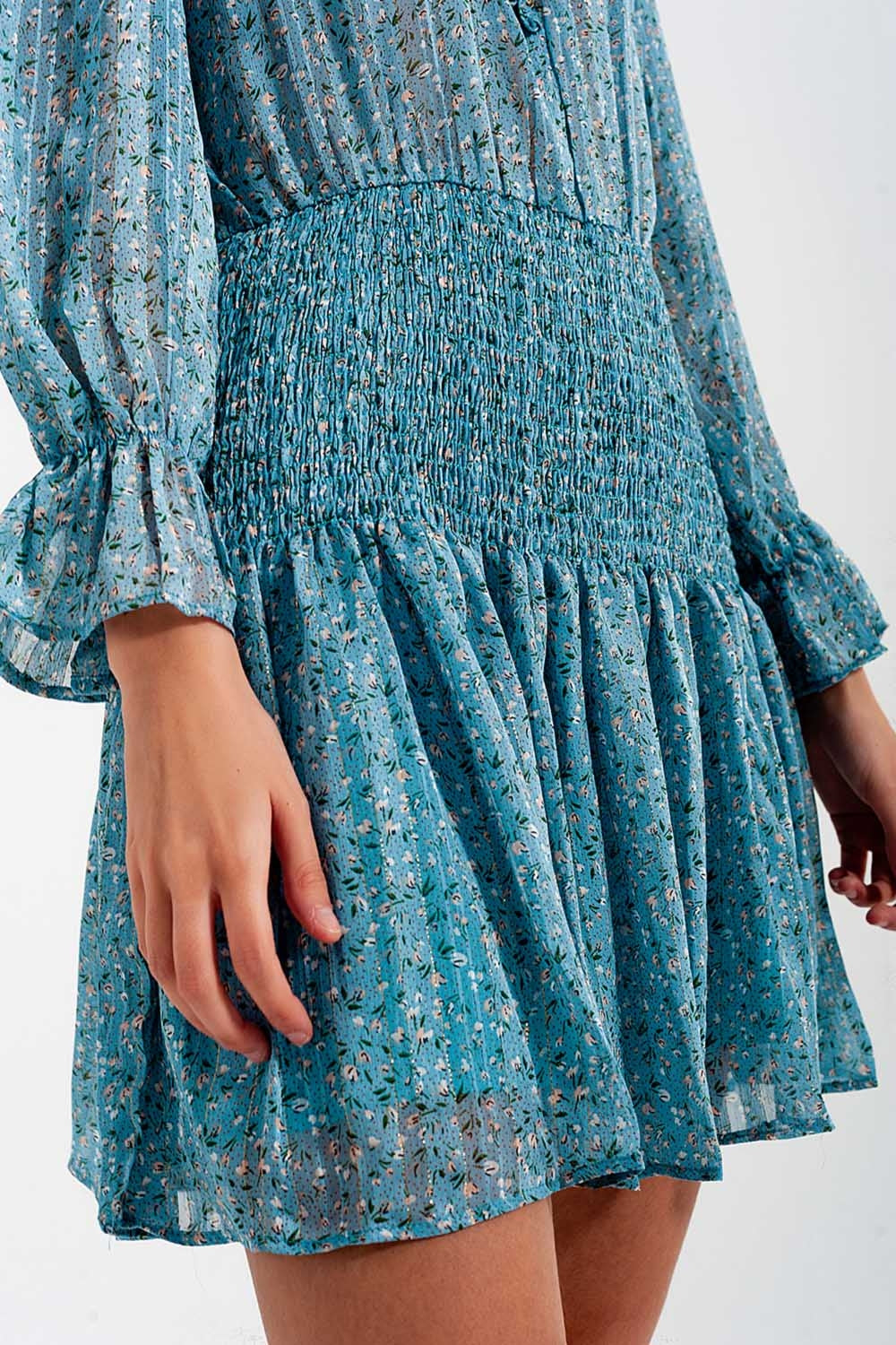 Vestido corto turquesa con falda fruncida y detalle de abertura en el pecho