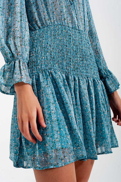 Vestido corto turquesa con falda fruncida y detalle de abertura en el pecho