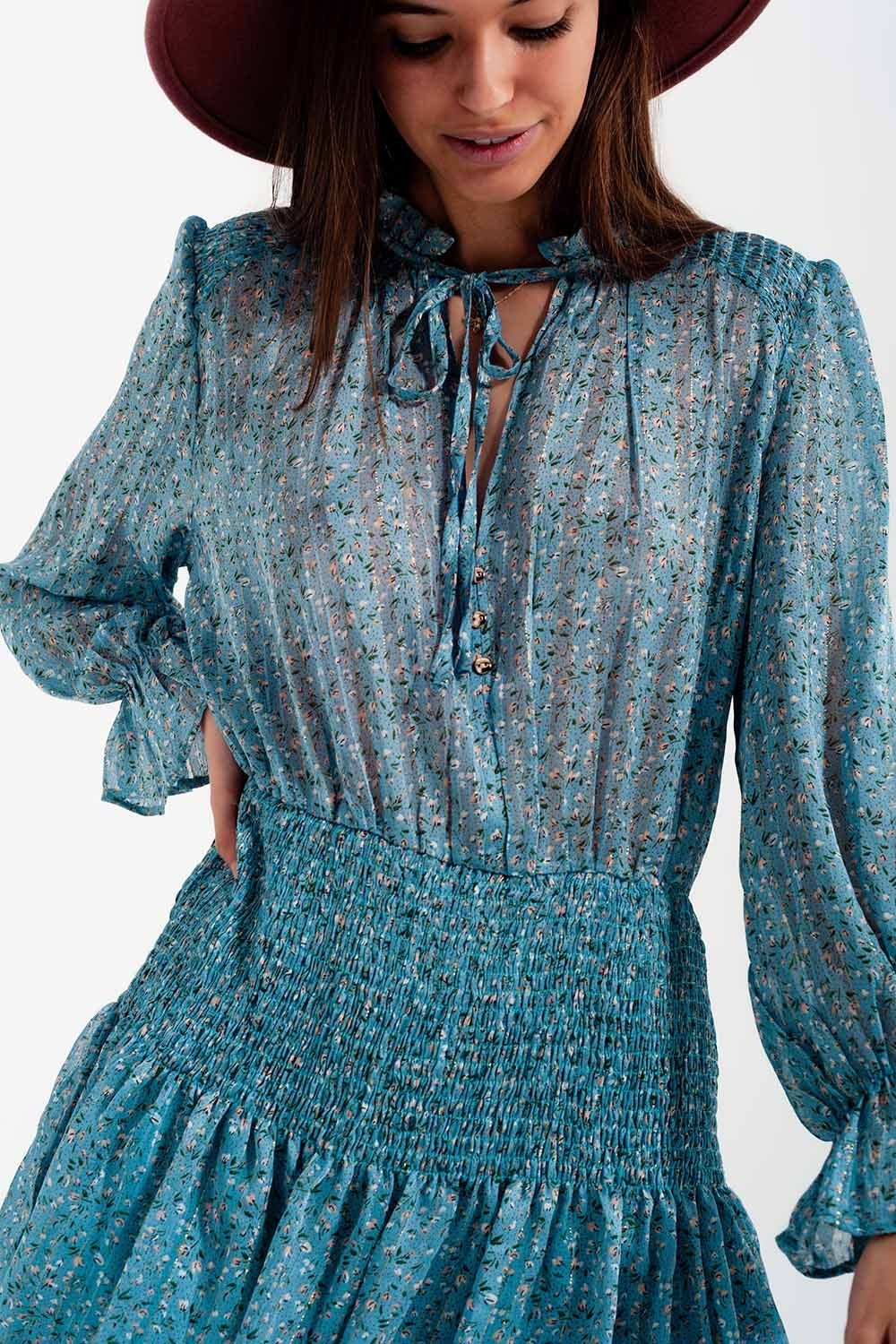 Vestido corto turquesa con falda fruncida y detalle de abertura en el pecho