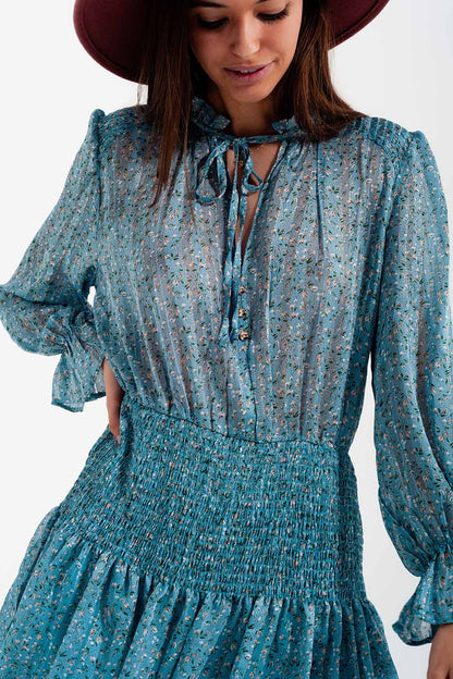 Vestido corto turquesa con falda fruncida y detalle de abertura en el pecho