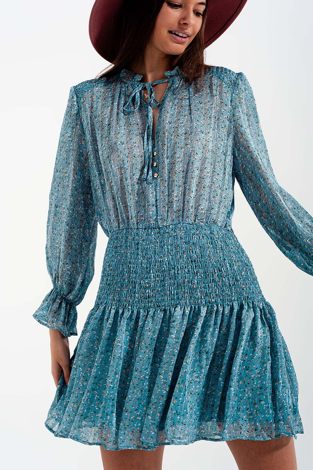 Vestido corto turquesa con falda fruncida y detalle de abertura en el pecho