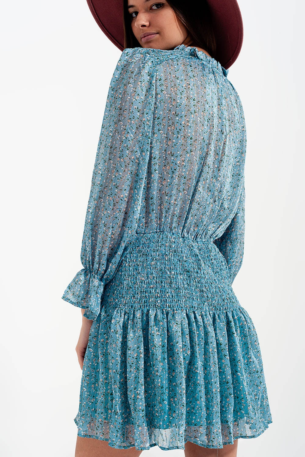 Vestido corto turquesa con falda fruncida y detalle de abertura en el pecho
