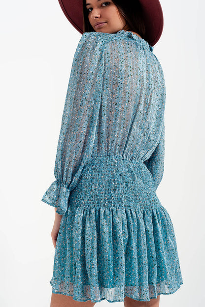 Vestido corto turquesa con falda fruncida y detalle de abertura en el pecho