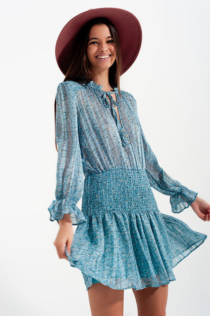 Vestido corto turquesa con falda fruncida y detalle de abertura en el pecho