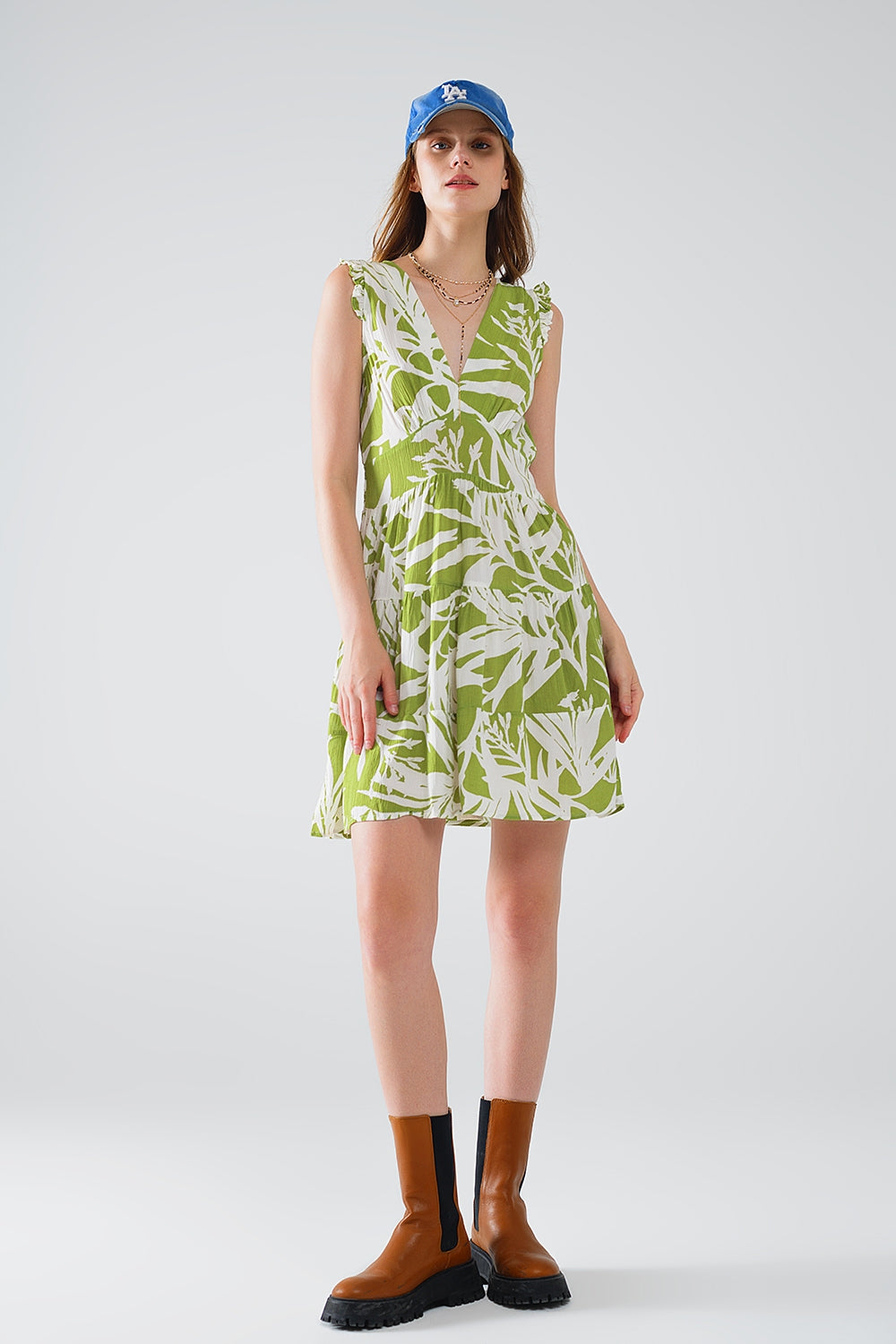 vestido corto verde con estampado tropical de palmeras