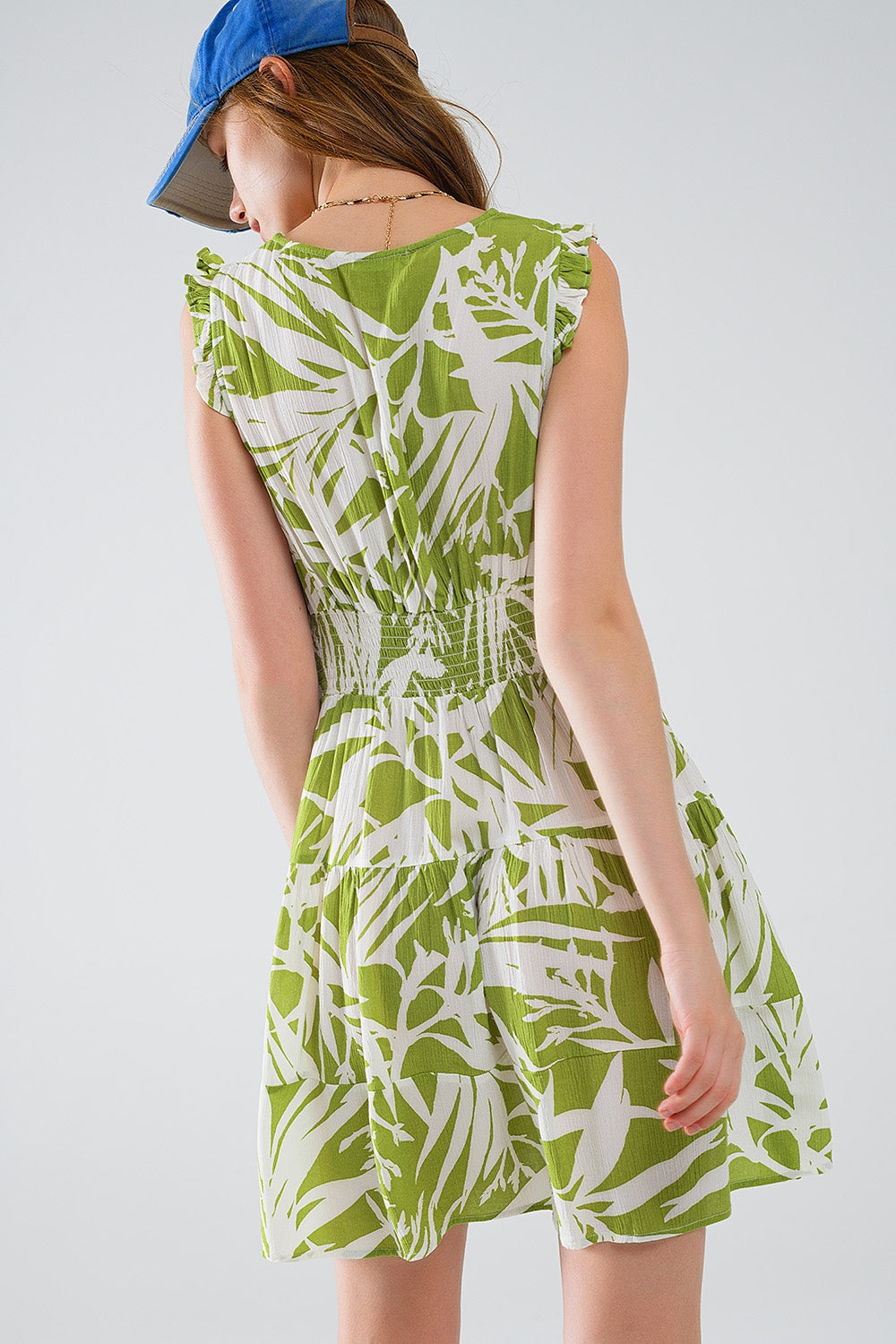 vestido corto verde con estampado tropical de palmeras
