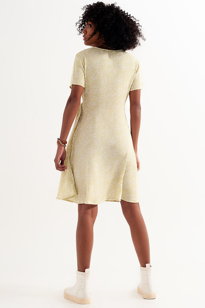 Vestido corto y cruzado con diseño retro de margaritas en verde