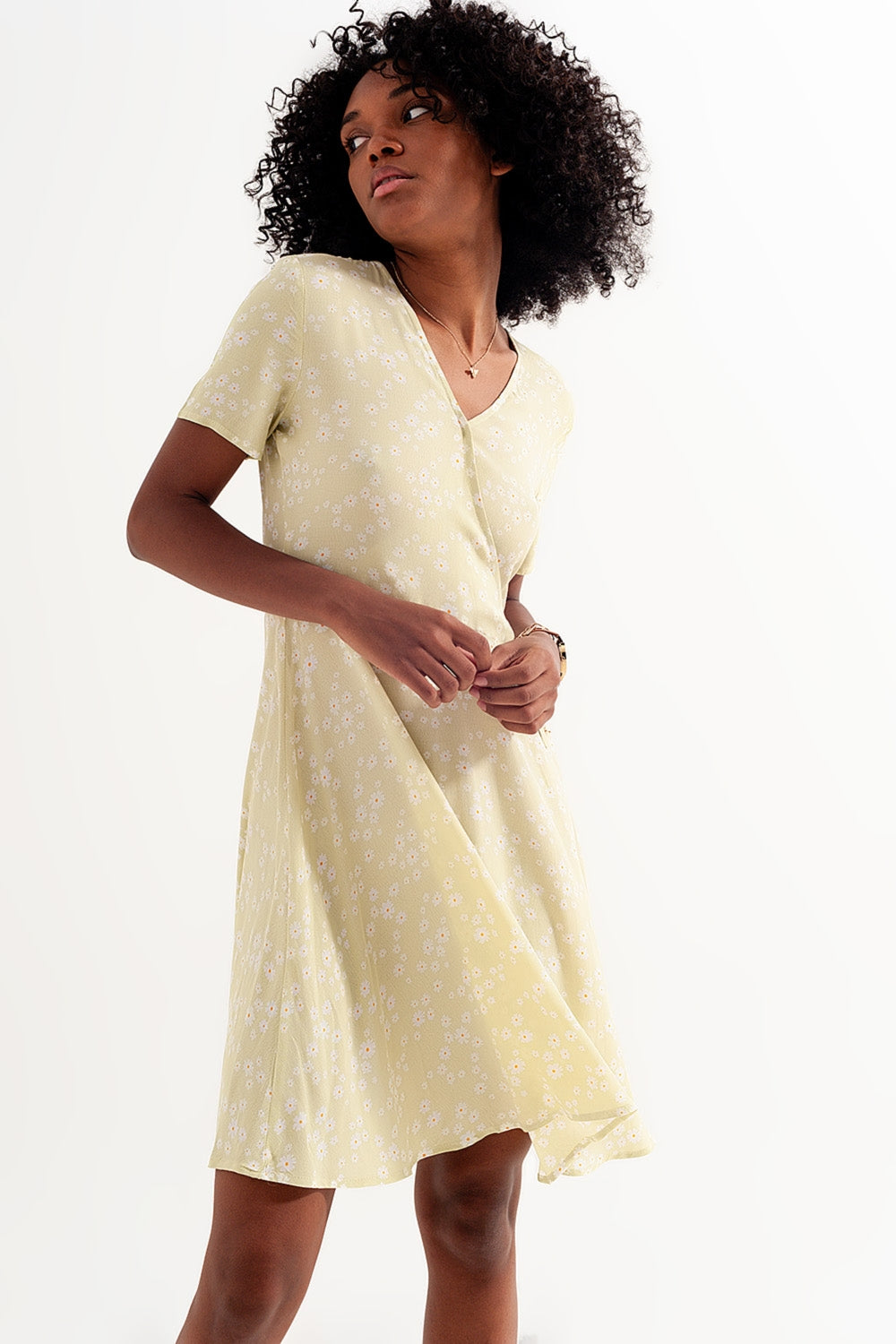 Vestido corto y cruzado con diseño retro de margaritas en verde
