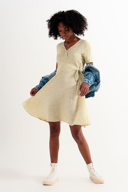 Vestido corto y cruzado con diseño retro de margaritas en verde