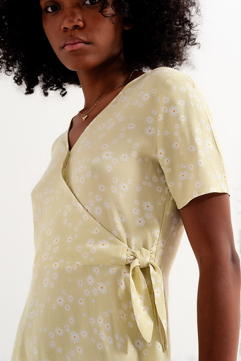 Vestido corto y cruzado con diseño retro de margaritas en verde