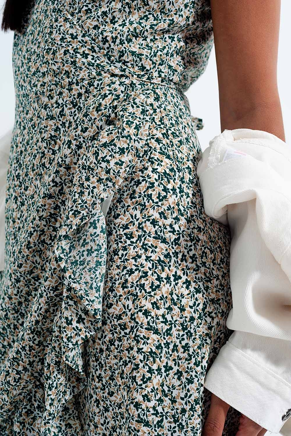 Vestido cruzado con volante y estampado floral verde