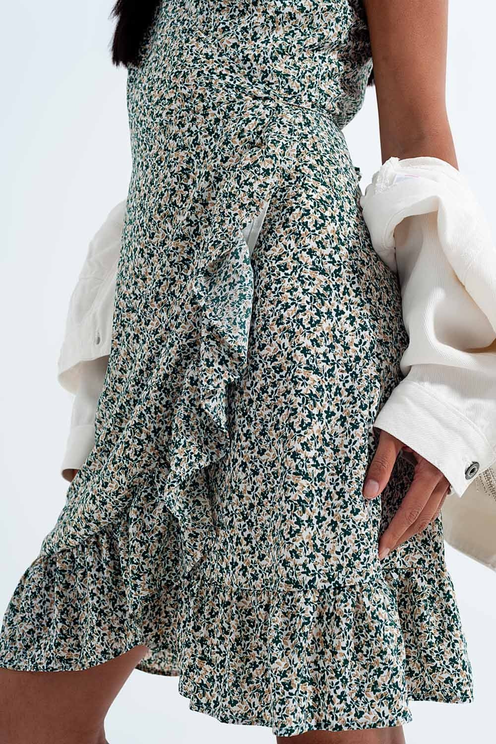 Vestido cruzado con volante y estampado floral verde