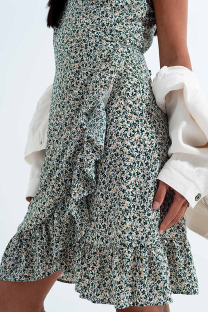Vestido cruzado con volante y estampado floral verde