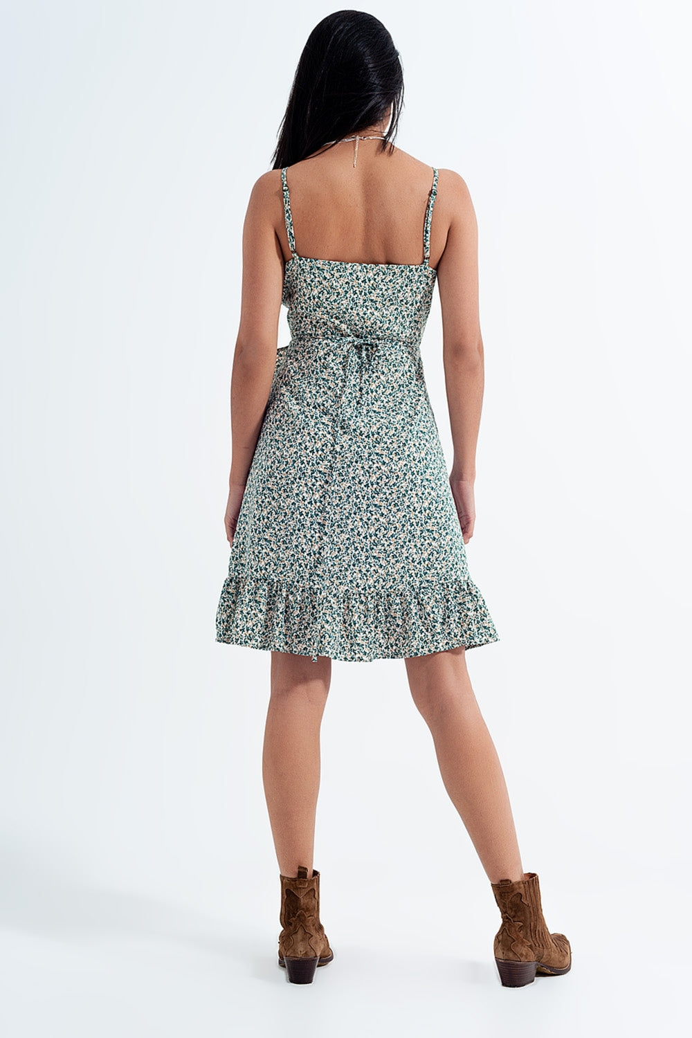 Vestido cruzado con volante y estampado floral verde