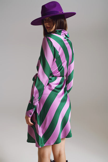 Vestido cruzado de satén en estampado de rayas lila y verde