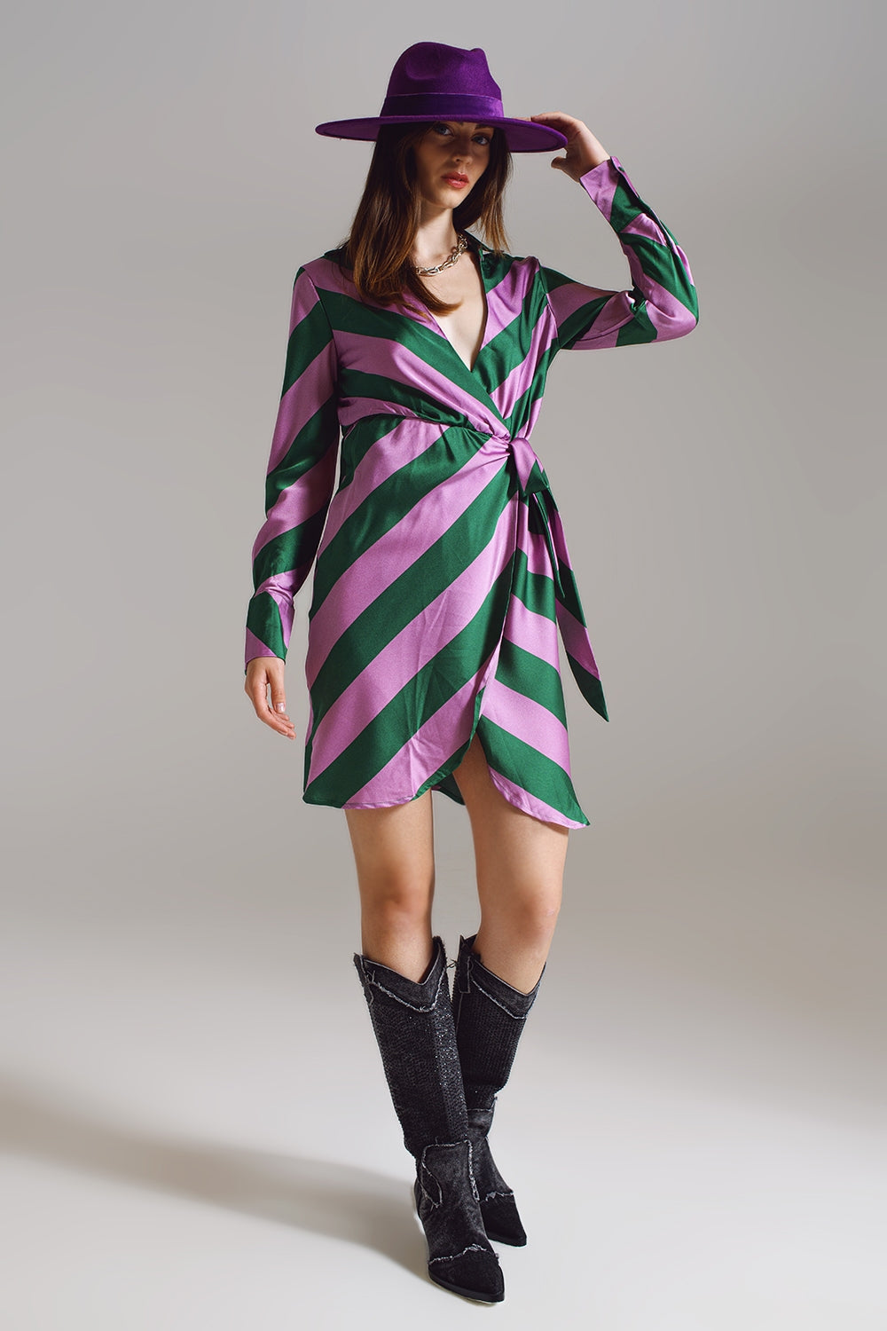 Vestido cruzado de satén en estampado de rayas lila y verde
