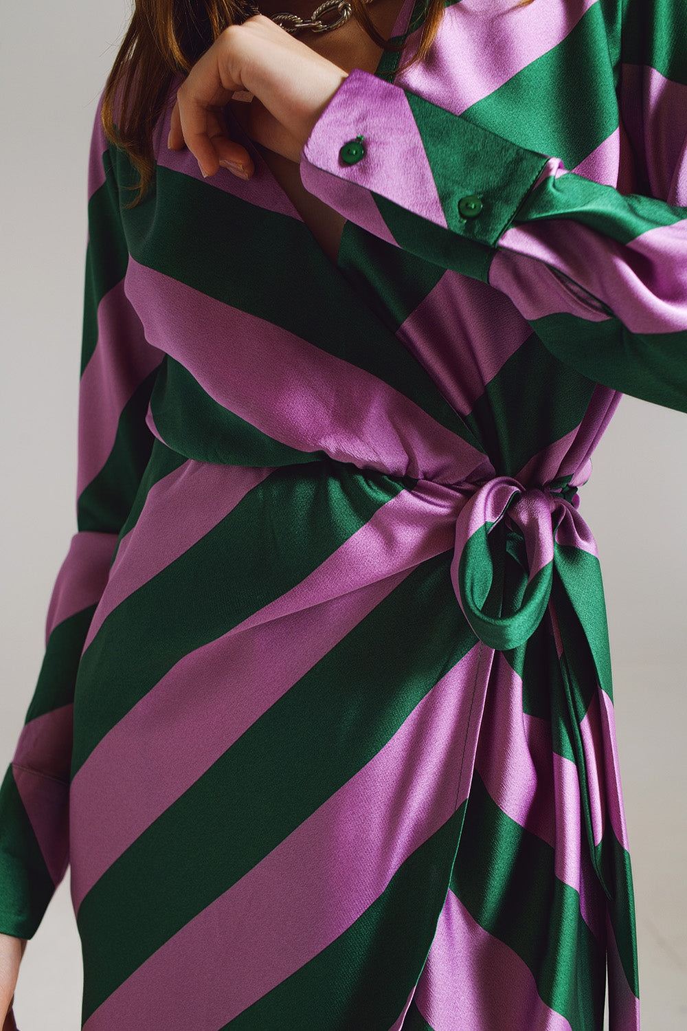 Vestido cruzado de satén en estampado de rayas lila y verde