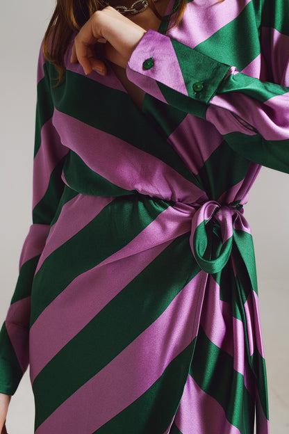 Vestido cruzado de satén en estampado de rayas lila y verde
