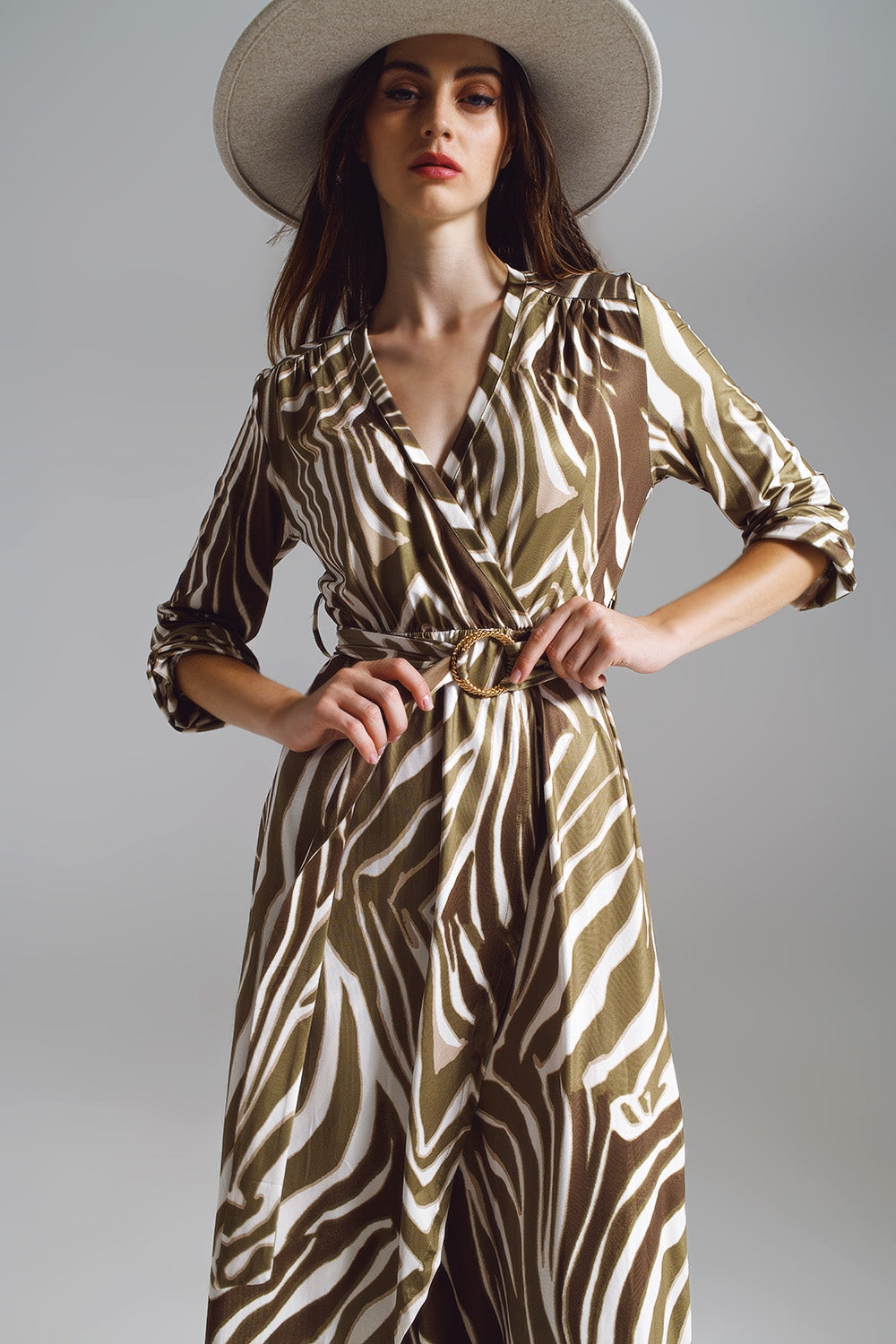 Vestido cruzado midi con cinturón en estampado de cebra en color verde oliva y crema