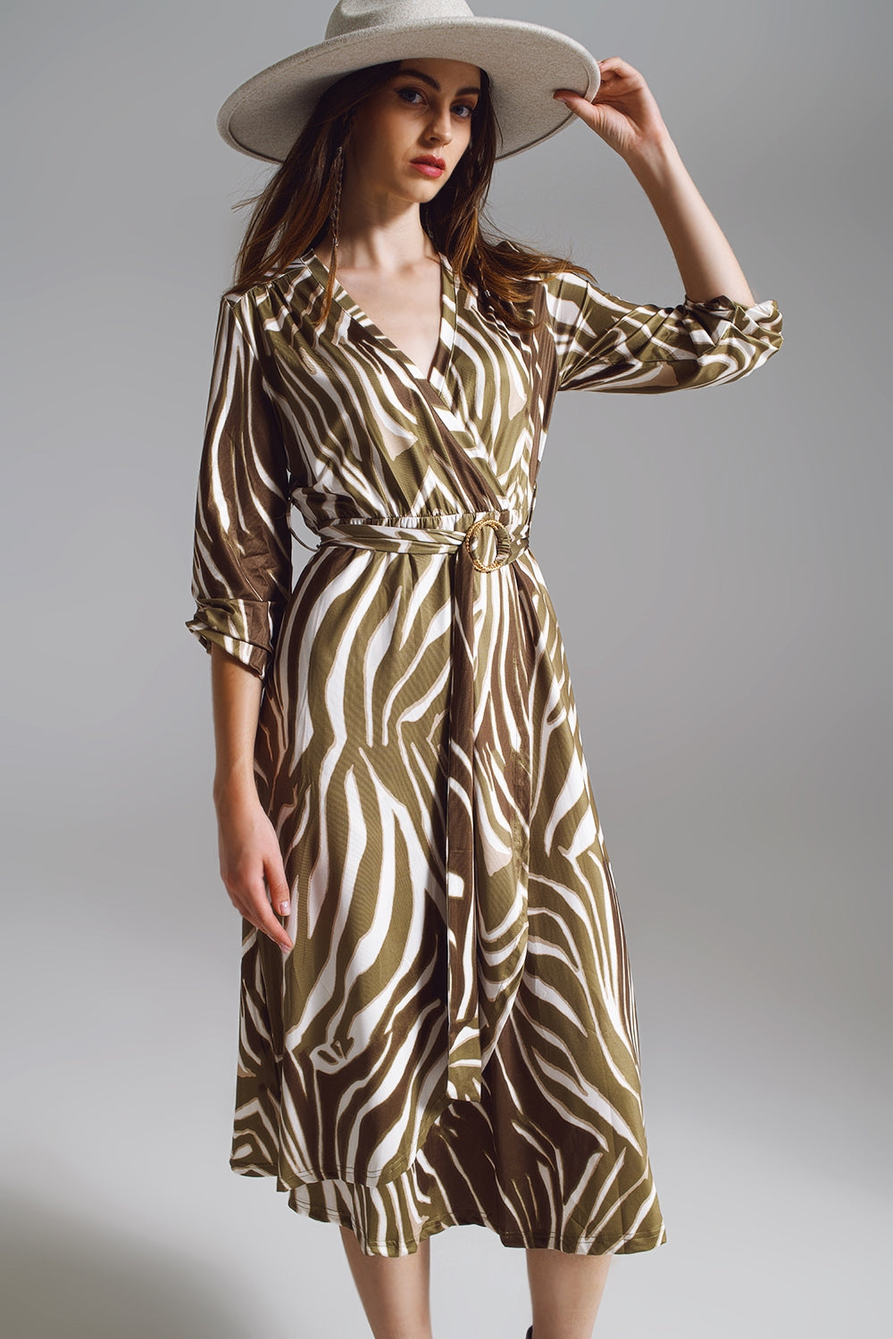 Vestido cruzado midi con cinturón en estampado de cebra en color verde oliva y crema
