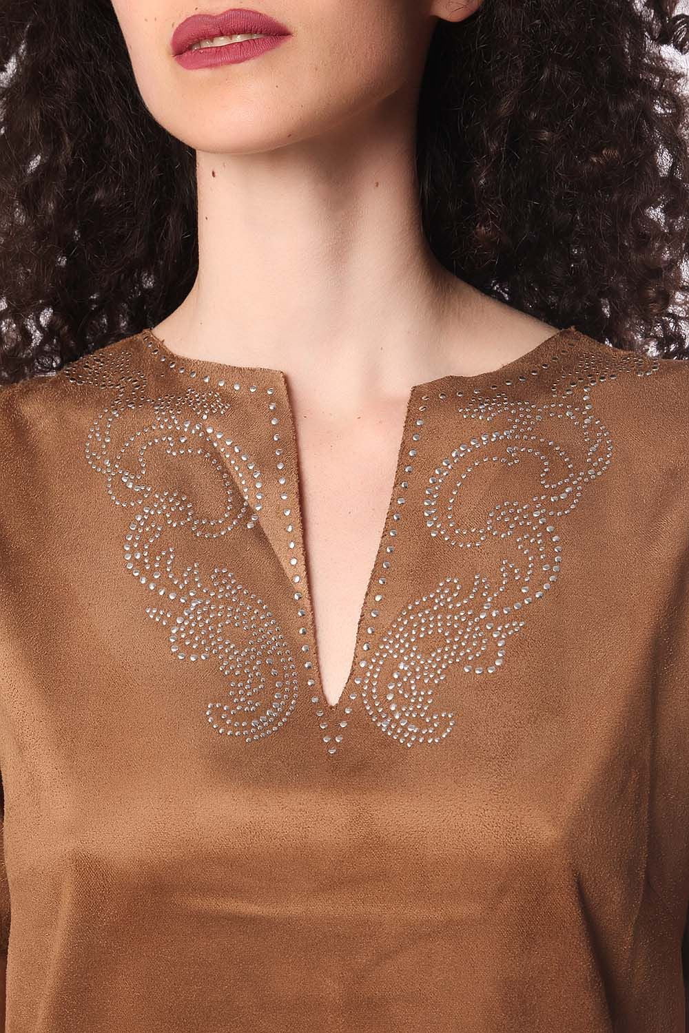Vestido de ante beige con manga 3/4 y detalle de adorno