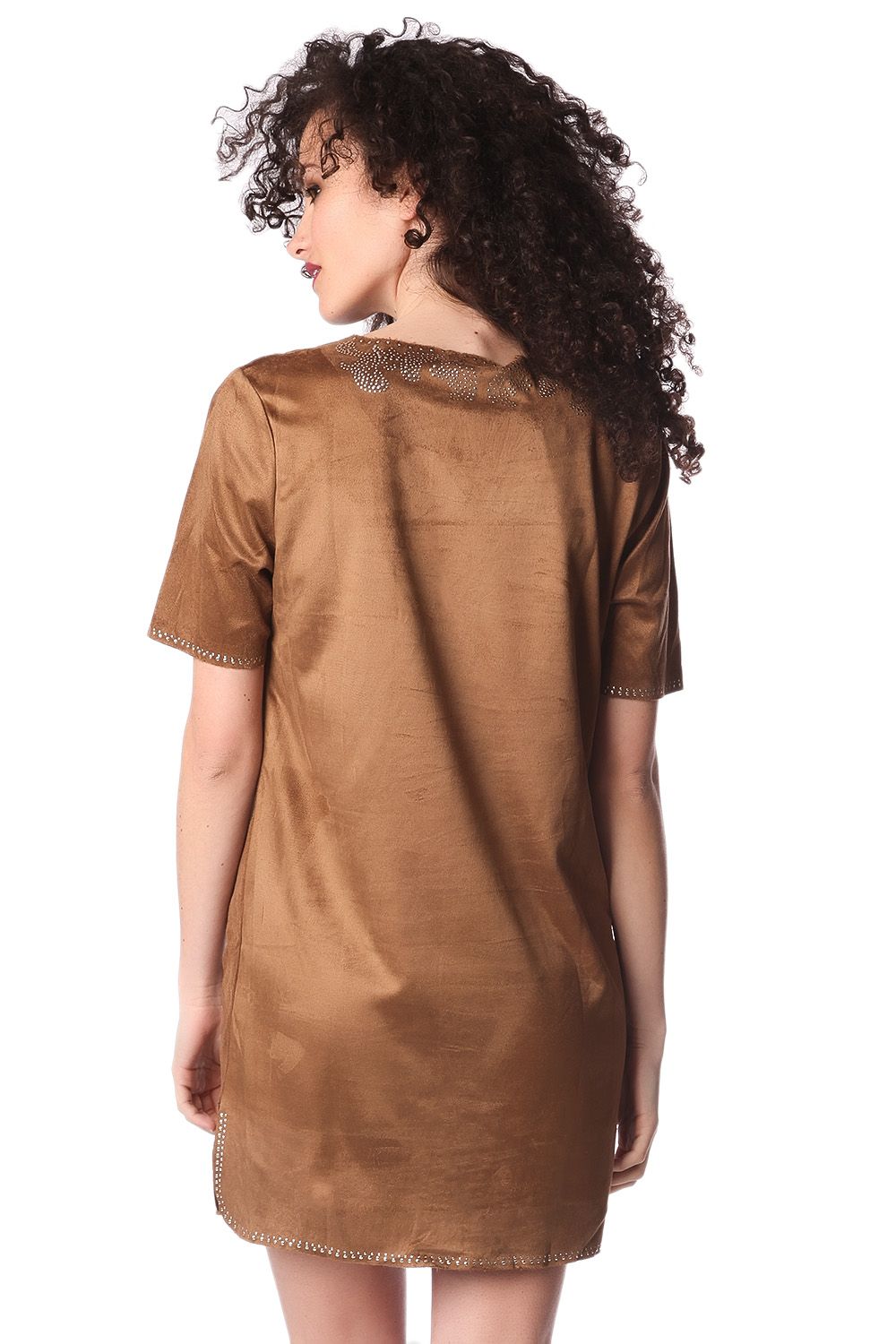 Vestido de ante beige con manga 3/4 y detalle de adorno