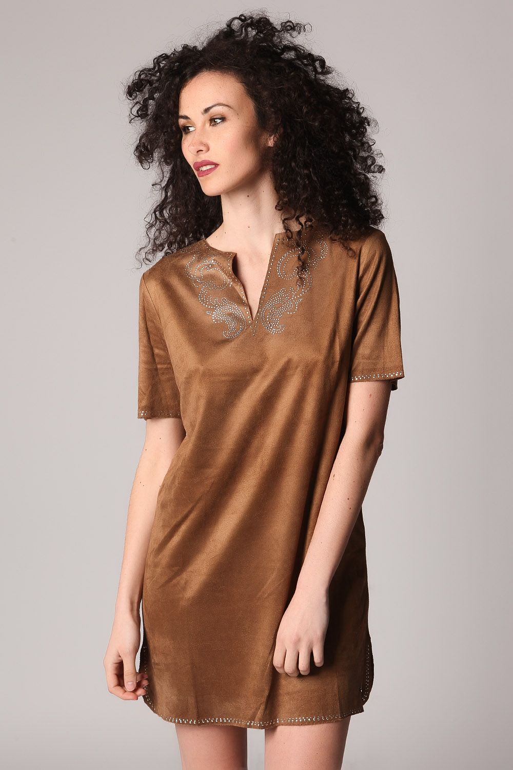 Vestido de ante beige con manga 3/4 y detalle de adorno
