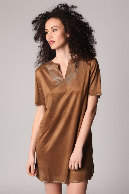 Vestido de ante beige con manga 3/4 y detalle de adorno