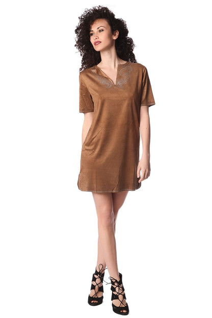 Vestido de ante beige con manga 3/4 y detalle de adorno