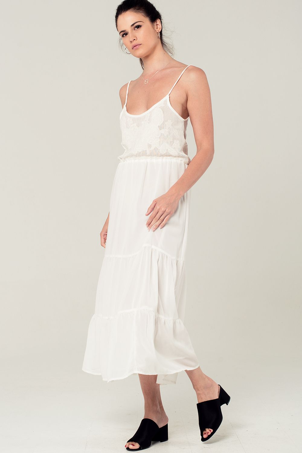 Q2 Vestido de croché en blanco
