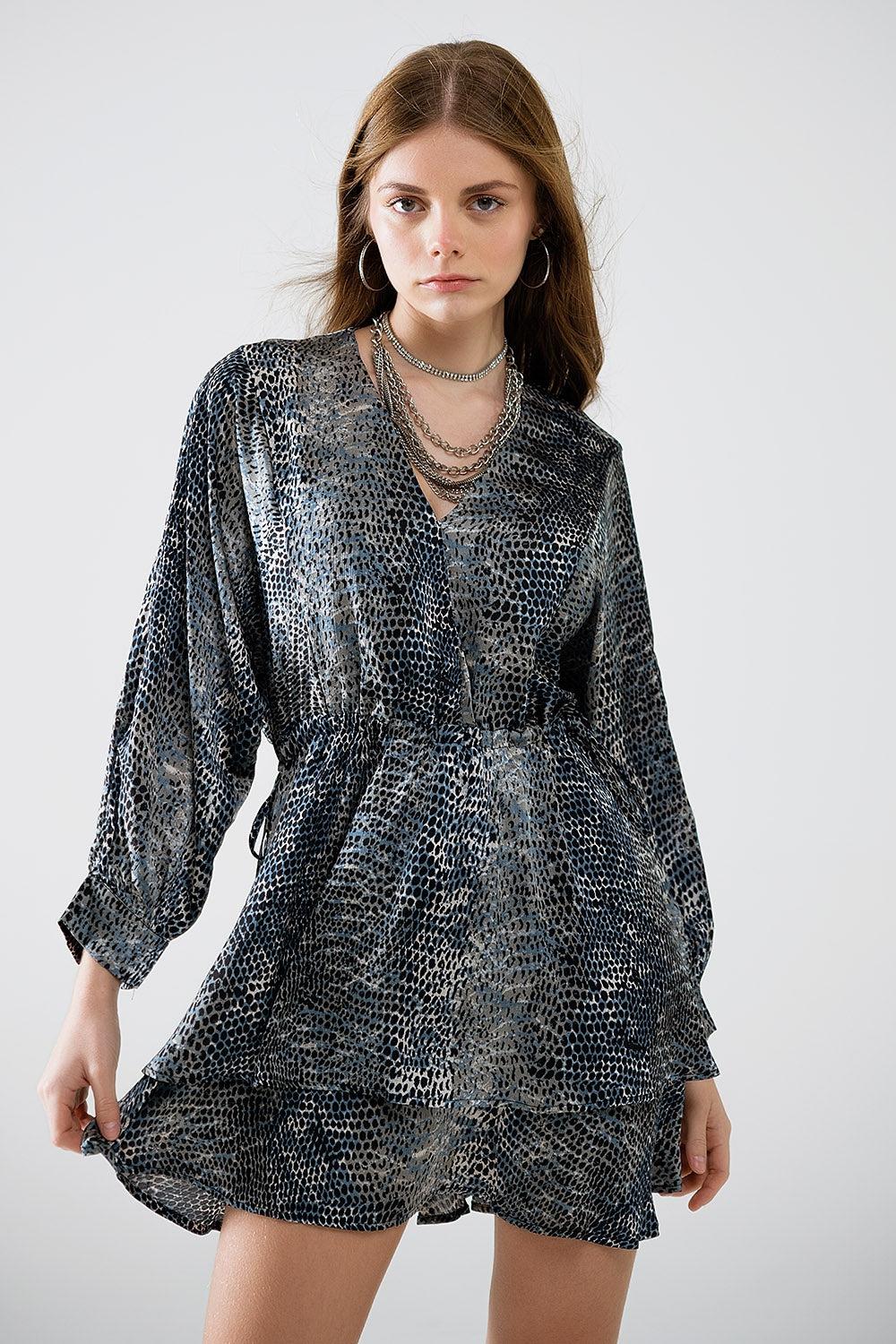 vestido de gasa con estampado de leopardo gris