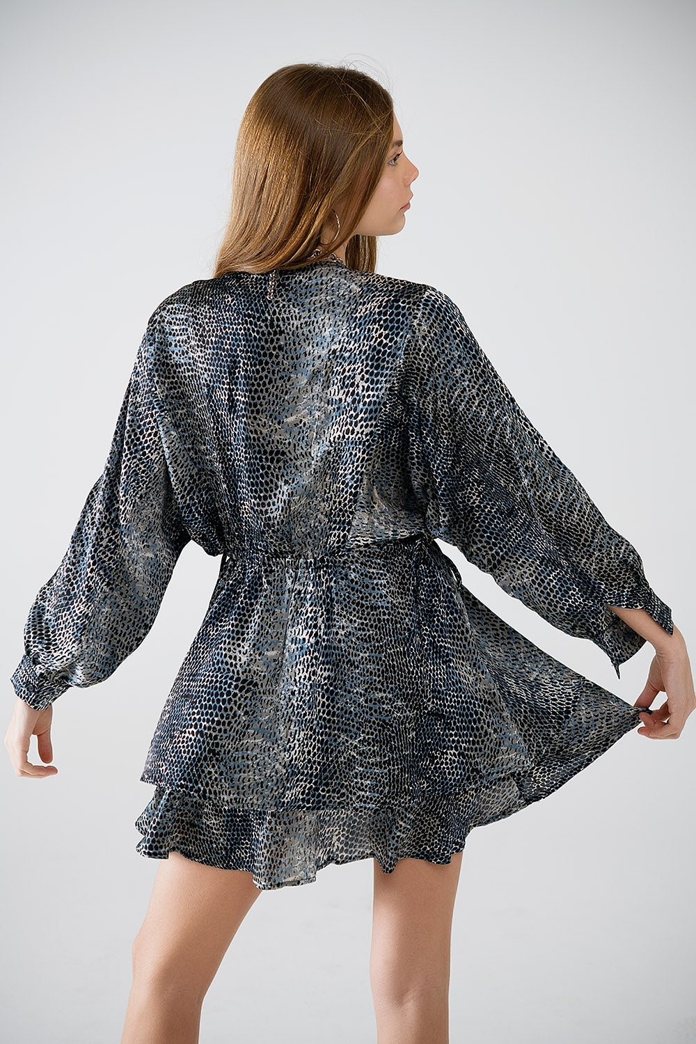 vestido de gasa con estampado de leopardo gris