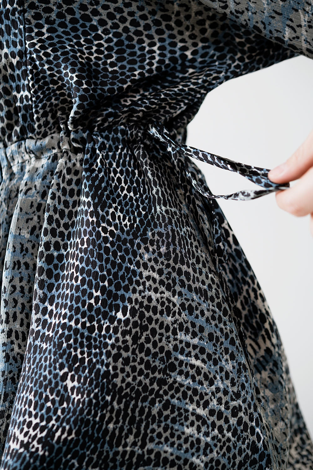 vestido de gasa con estampado de leopardo gris