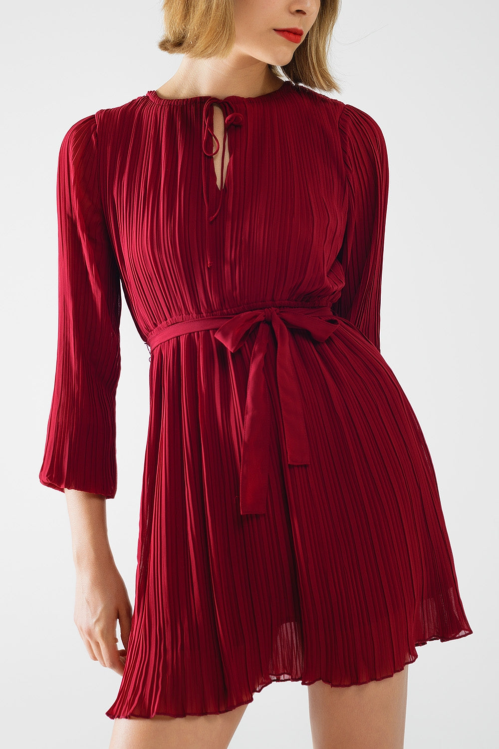 vestido de gasa plisada en burdeos