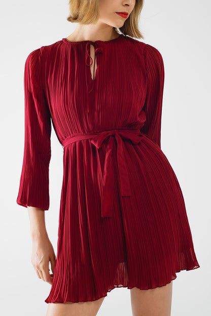 vestido de gasa plisada en burdeos