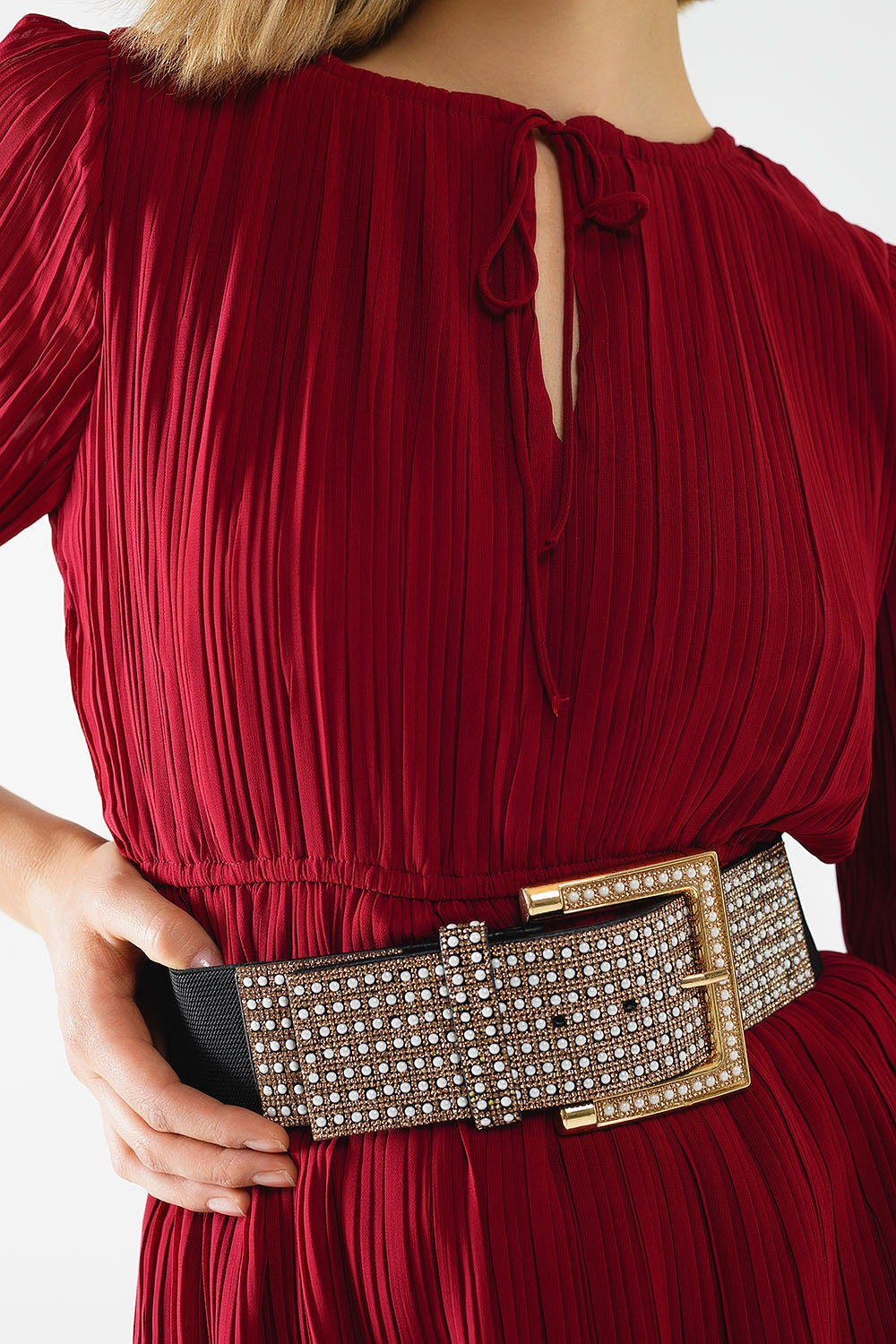 vestido de gasa plisada en burdeos