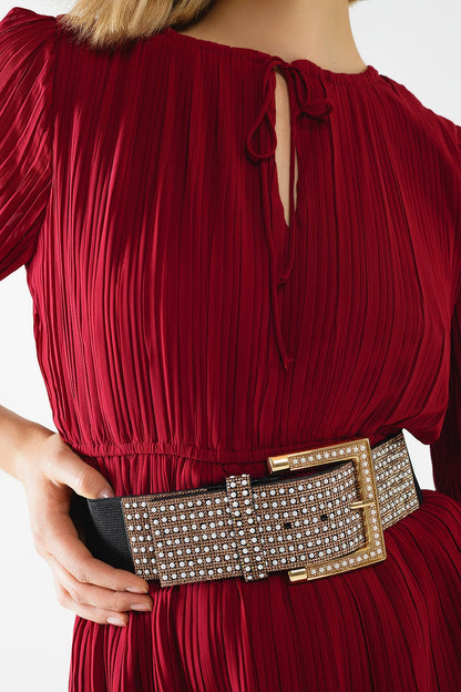 vestido de gasa plisada en burdeos