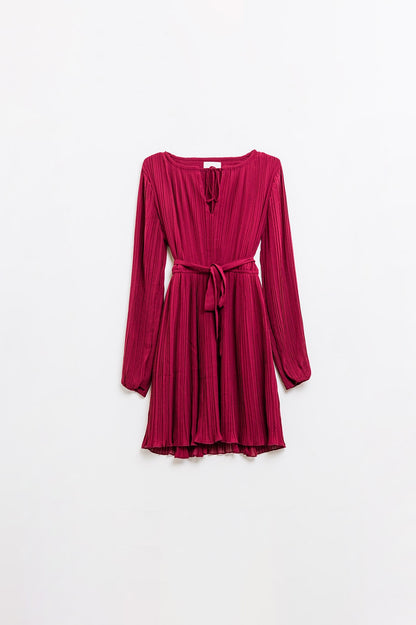 vestido de gasa plisada en burdeos
