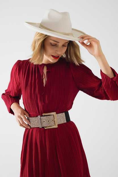 vestido de gasa plisada en burdeos