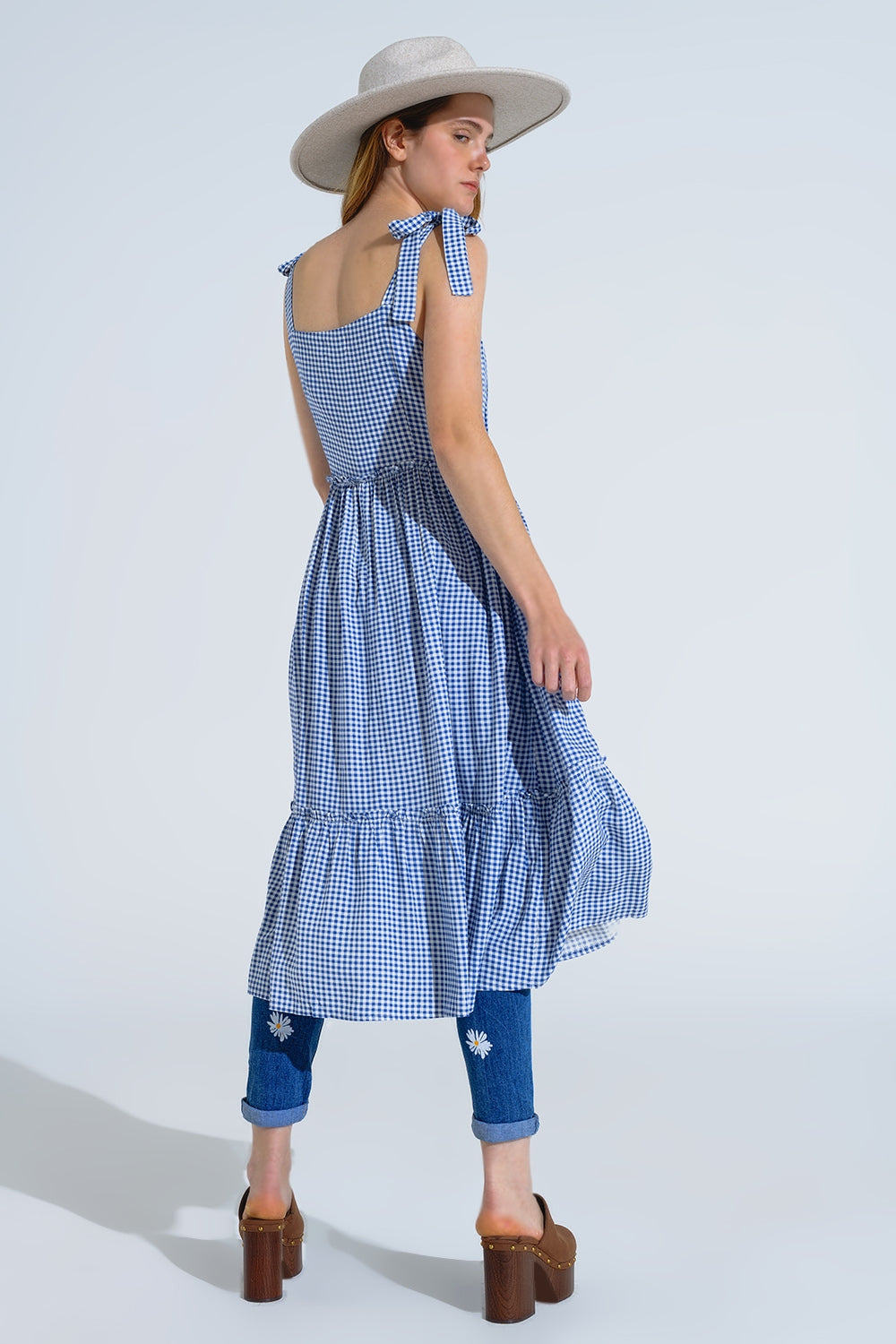 Vestido de guinga azul y blanco en línea A con tirantes ajustables