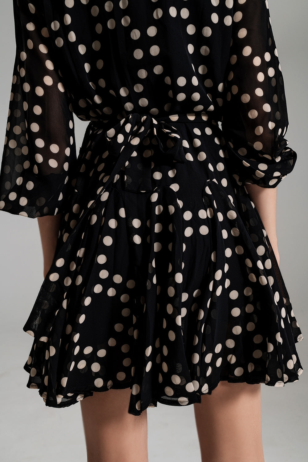 Vestido de lunares Fit and Frill con mangas voluminosas en negro.