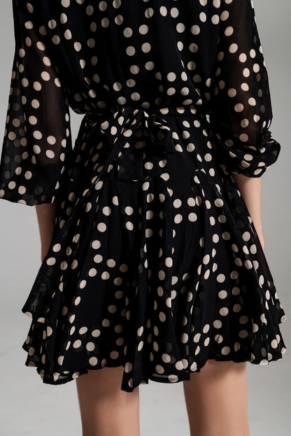 Vestido de lunares Fit and Frill con mangas voluminosas en negro.