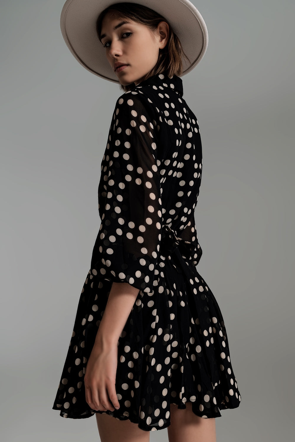 Vestido de lunares Fit and Frill con mangas voluminosas en negro.