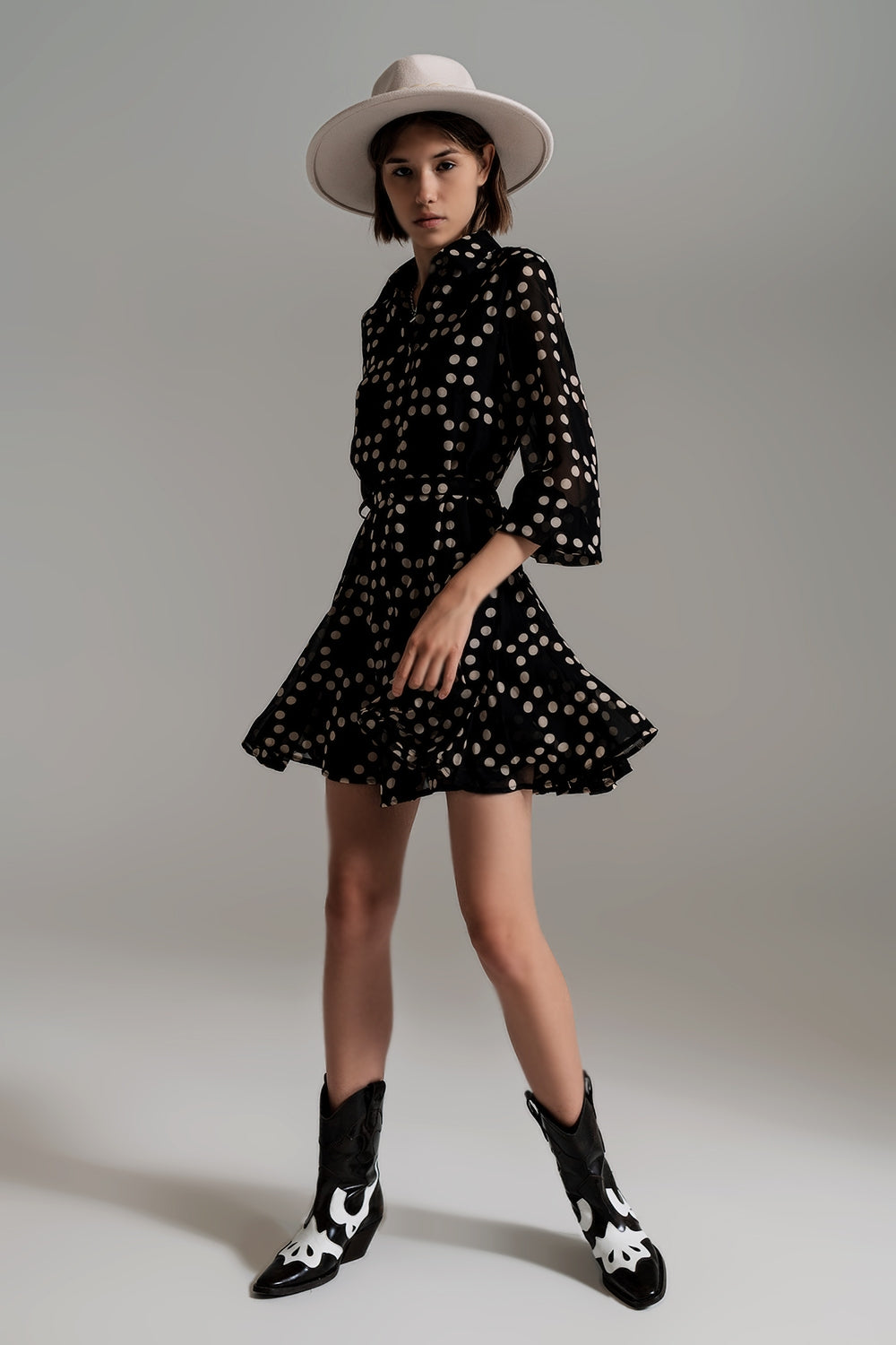 Vestido de lunares Fit and Frill con mangas voluminosas en negro.