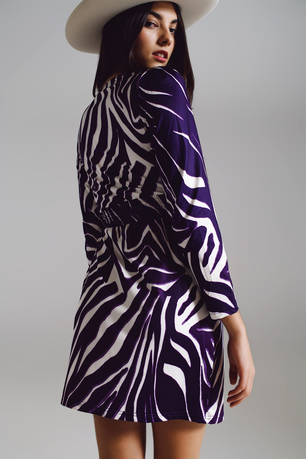 Vestido de manga larga con cinturón en crema y estampado de cebra en morado