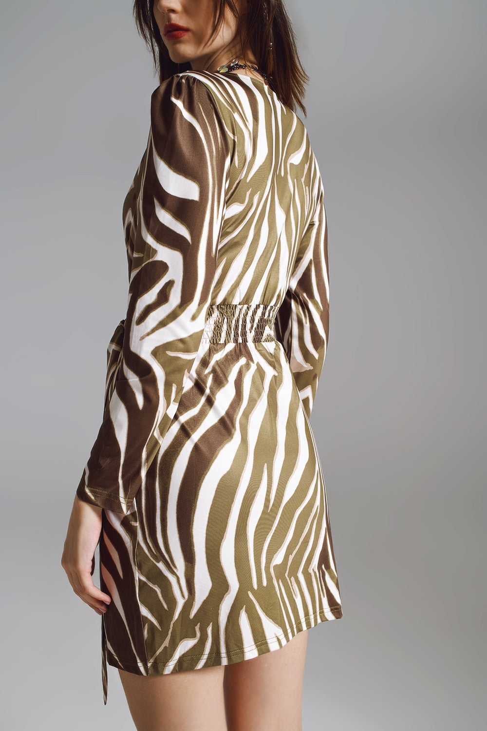 Vestido de manga larga con cinturón en estampado de cebra en crema y verde oliva