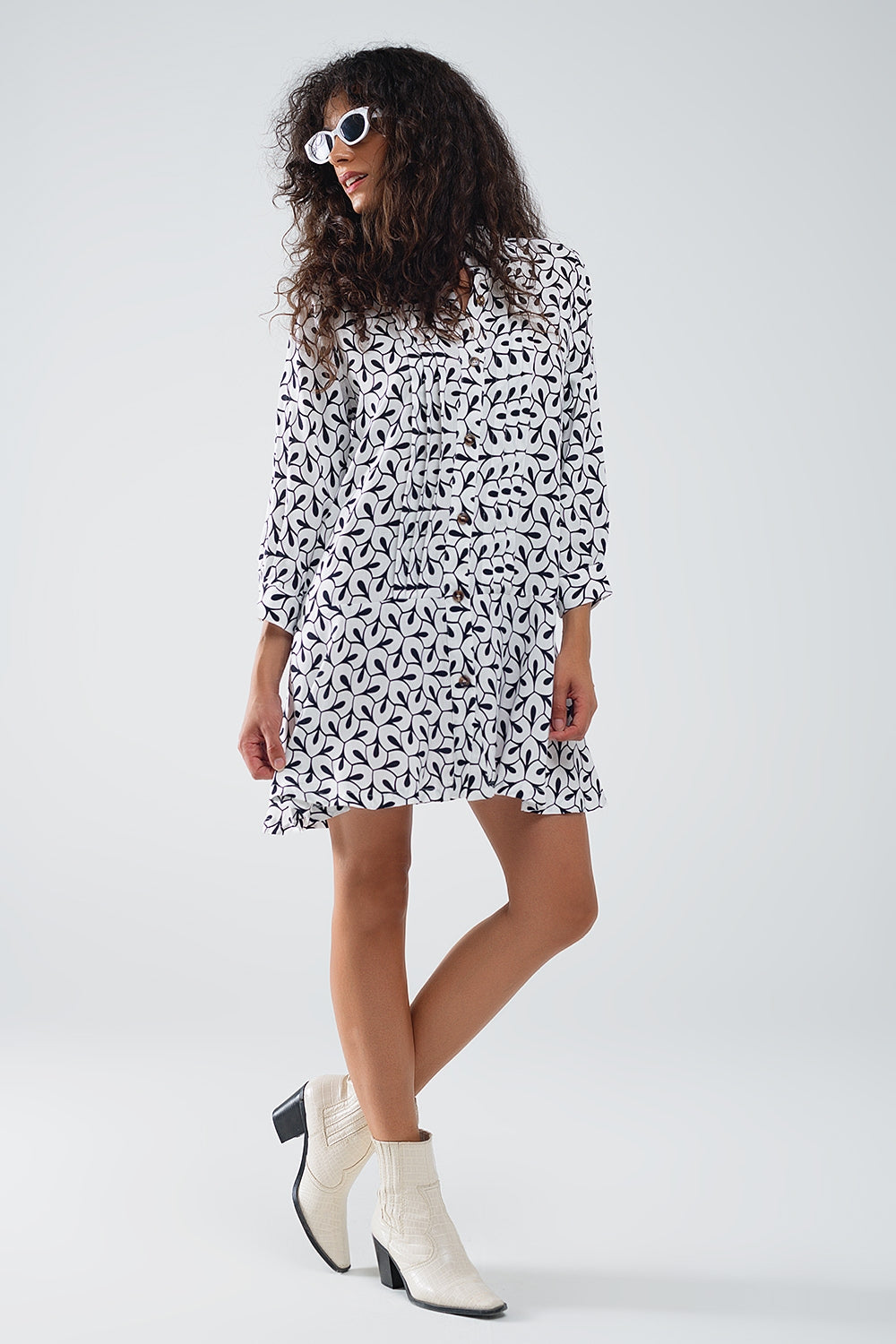 Vestido de manga larga con cuello de polo y estampado abstracto