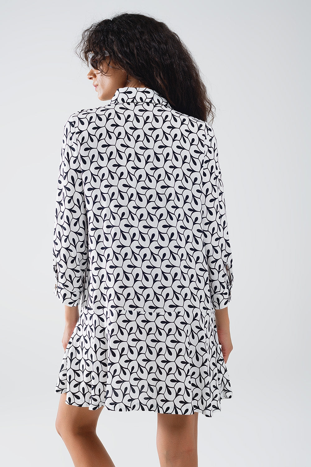 Vestido de manga larga con cuello de polo y estampado abstracto