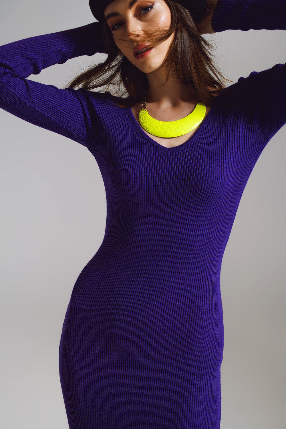 Vestido de punto midi ajustado con escote en V en color morado