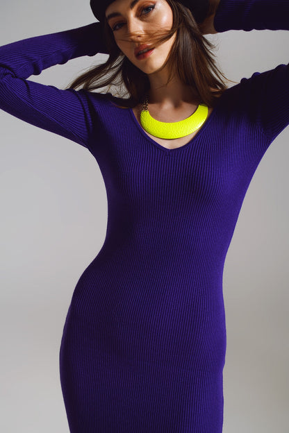 Vestido de punto midi ajustado con escote en V en color morado